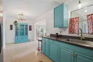 330 Crosby Ct, Sarasota, FL 34237 - Photo 9