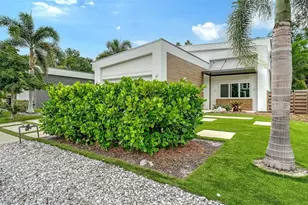 2138 Hawthorne St, Sarasota, FL 34239 - Photo 5