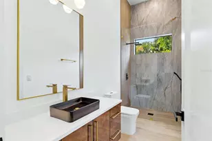 1870 Jasmine Dr, Sarasota, FL 34239 - Photo 17