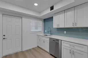 2826 W Rainbow Cir, Sarasota, FL 34231 - Photo 5