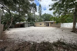 2559 E Paulstan Ct, Sarasota, FL 34237 - Photo 7