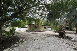 2559 E Paulstan Ct, Sarasota, FL 34237 - Photo 5