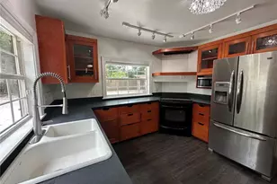 2559 E Paulstan Ct, Sarasota, FL 34237 - Photo 11