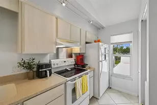 1041 Capri Isles Blvd, Venice, FL 34292 - Photo 13