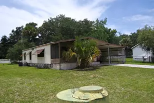 22 Canal Ct, Lake Panasoffkee, FL 33538 - Photo 5
