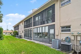 2653 Woodgate Ln, Sarasota, FL 34231 - Photo 13