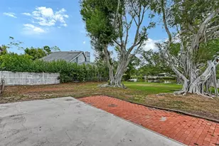 2103 Lusitania Dr, Sarasota, FL 34231 - Photo 31