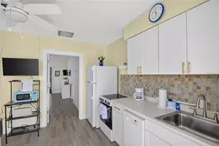 908 Villas Dr, Venice, FL 34285 - Photo 5