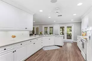 7565 Castle Dr, Sarasota, FL 34240 - Photo 11