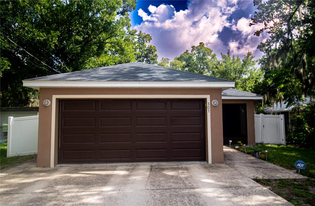 307 NW 8th St - 307 NW 8th St, Mulberry, FL 33860 Luxury Property | Jose Angel Pina