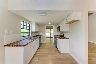 4515 Winston Ln N, Sarasota, FL 34235 - Photo 9