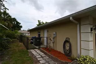 2043 Old Trenton Ln, Sarasota, FL 34232 - Photo 17