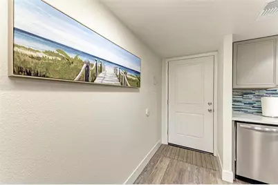 6470 Hollywood Boulevard #307, Sarasota, FL 34231 - Photo 9