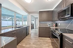 2828 Suncrest Dr, Sarasota, FL 34239 - Photo 11