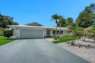 2828 Suncrest Dr, Sarasota, FL 34239 - Photo 3