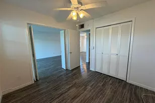 7153 W Country Club Dr N, Sarasota, FL 34243 - Photo 9