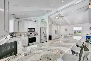514 Key Royale Dr, Holmes Beach, FL 34217 - Photo 17