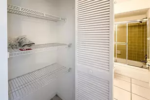 2604 Woodgate Ln, Sarasota, FL 34231 - Photo 17
