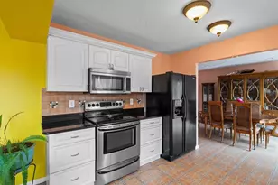 3910 77th Pl E, Sarasota, FL 34243 - Photo 15