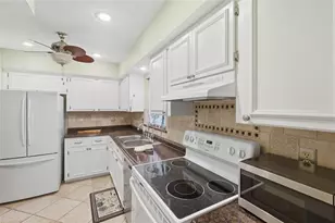 404 Oxford Dr, Nokomis, FL 34275 - Photo 9