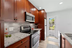 138 Holly Ave, Sarasota, FL 34243 - Photo 11