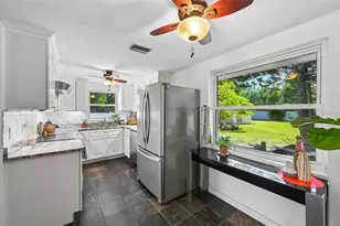 329 Bay Vista Ave, Osprey, FL 34229 - Photo 9