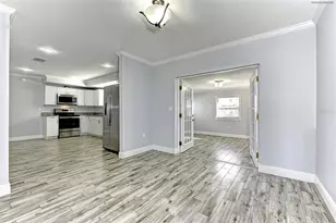 1106 Southern Pine Ln, Sarasota, FL 34243 - Photo 9