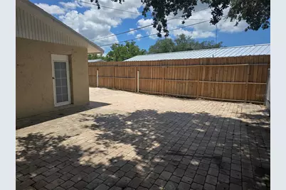 537 Melody Circle, Sarasota, FL 34237 - Photo 17