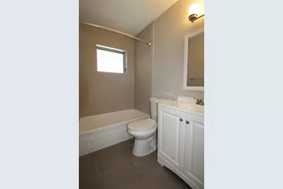 3001 Bee Ridge Road #224, Sarasota, FL 34239 - Photo 9