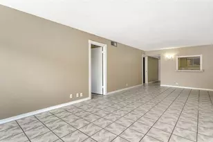 2763 Woodgate Ln, Sarasota, FL 34231 - Photo 3