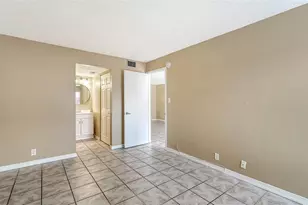 2763 Woodgate Ln, Sarasota, FL 34231 - Photo 13