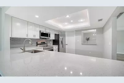 5689 Evergreen Drive #18, Sarasota, FL 34233 - Photo 15