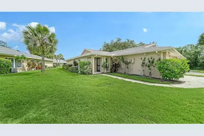 5689 Evergreen Drive #18, Sarasota, FL 34233 - Photo 3