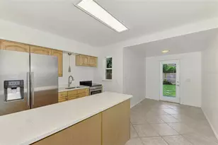 2136 Brueckner Dr, Sarasota, FL 34231 - Photo 9