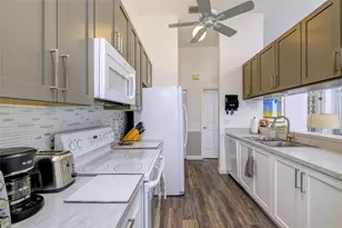 7812 38th Ct E, Sarasota, FL 34243 - Photo 13
