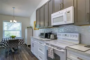 7812 38th Ct E, Sarasota, FL 34243 - Photo 17