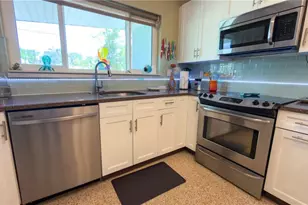 2215 Alvarado Ln, Sarasota, FL 34231 - Photo 9