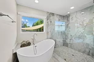 430 Island Cir, Sarasota, FL 34242 - Photo 23