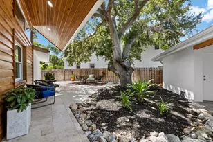 430 Island Cir, Sarasota, FL 34242 - Photo 5