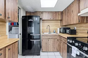 1805 Marbeth St, Sarasota, FL 34231 - Photo 5