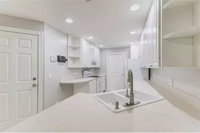 1648 Napoli Drive W, Sarasota, FL 34232 - Photo 9