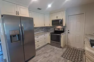 3070 Gulf Gate Dr, Sarasota, FL 34231 - Photo 5
