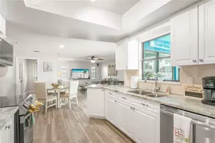 914 Plum Tree Ln, Sarasota, FL 34243 - Photo 11