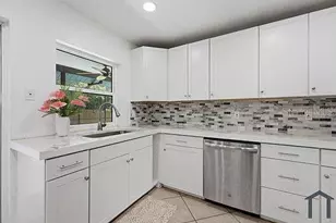 4404 Meadow Creek Cir, Sarasota, FL 34233 - Photo 11