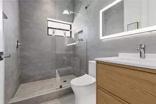 2306 Valencia Dr, Sarasota, FL 34239 - Photo 11