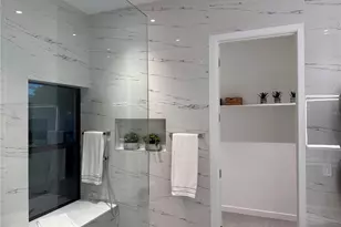 2306 Valencia Dr, Sarasota, FL 34239 - Photo 21