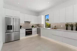 2306 Valencia Dr, Sarasota, FL 34239 - Photo 17