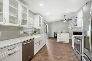 1551 Georgetowne Ln, Sarasota, FL 34232 - Photo 9