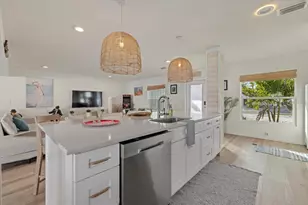 2069 Bougainvillea St, Sarasota, FL 34239 - Photo 9