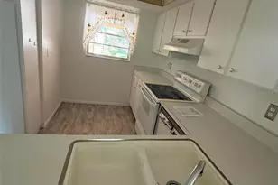 2536 Clubhouse Cir, Sarasota, FL 34232 - Photo 11